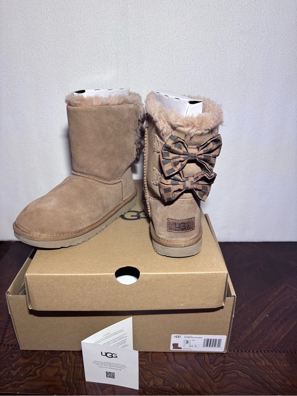UGG Kids Bailey Bow II UGG Graphic Boots Chestnut Size 2 Like New